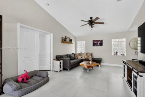 Casa en venta en Hialeah, Florida, 3 dormitorios, 126.16 m2 № 2084895 - foto 3
