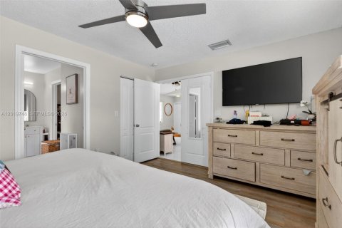 Casa en venta en Hialeah, Florida, 3 dormitorios, 126.16 m2 № 2084895 - foto 12