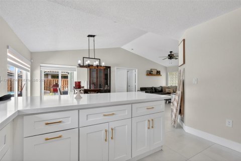 Casa en venta en Hialeah, Florida, 3 dormitorios, 126.16 m2 № 2084895 - foto 9