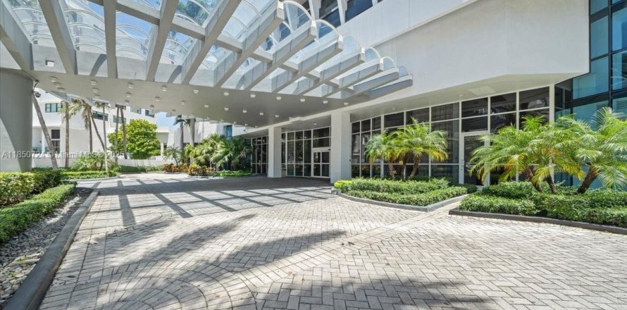 Кондоминиум с 2 спальнями в Майами-Бич, Флорида № 2018741