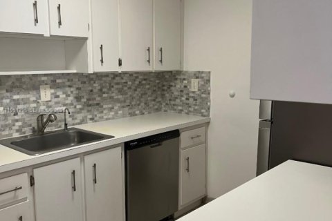 Condominio en alquiler en Miami, Florida, 3 dormitorios, 98.94 m2 № 2007278 - foto 4