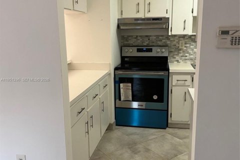 Condominio en alquiler en Miami, Florida, 3 dormitorios, 98.94 m2 № 2007278 - foto 2