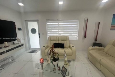 Casa en venta en West Palm Beach, Florida, 3 dormitorios, 90.67 m2 № 1946348 - foto 7