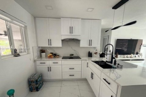 Casa en venta en West Palm Beach, Florida, 3 dormitorios, 90.67 m2 № 1946348 - foto 12