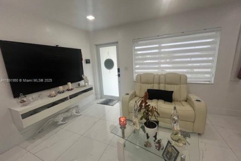 Casa en venta en West Palm Beach, Florida, 3 dormitorios, 90.67 m2 № 1946348 - foto 6