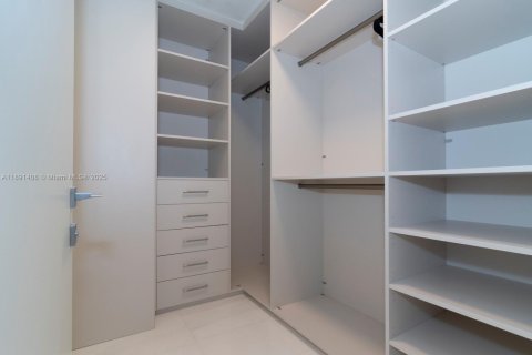 Снять в аренду кондоминиум в Майами, Флорида 3 спальни, 285.95м2, № 2021523 - фото 27