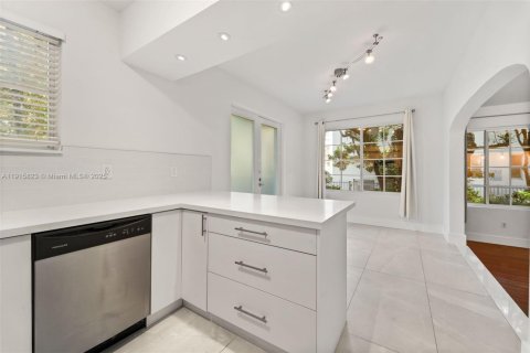 Condo in Miami Beach, Florida, 1 bedroom  № 1971831 - photo 11