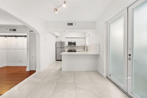 Condo in Miami Beach, Florida, 1 bedroom  № 1971831 - photo 12