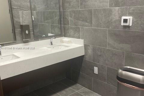 Commercial property in Sweetwater, Florida № 2037464 - photo 8