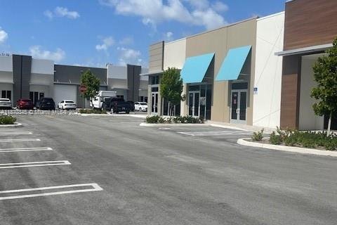 Commercial property in Sweetwater, Florida № 2037464 - photo 6