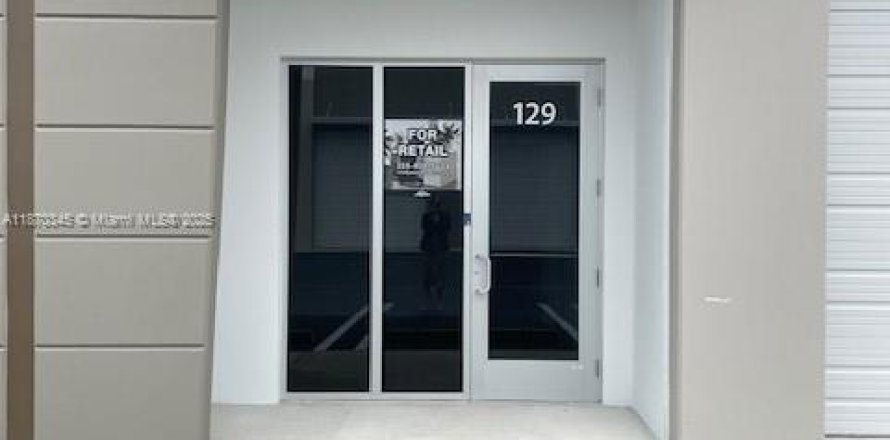 Commercial property in Sweetwater, Florida № 2037464