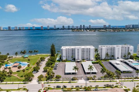 Condo à Lake Park, Floride, 2 chambres  № 2262417