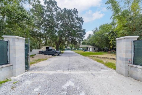 Propiedad comercial en venta en Brandon, Florida № 1403658 - foto 1