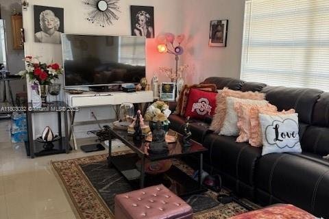 House in West Park, Florida 3 bedrooms, 86.4 sq.m. № 1862319 - photo 5
