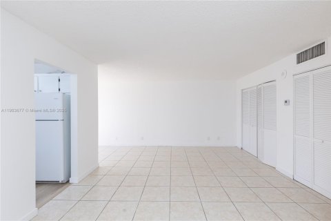 Condo in Sunny Isles Beach, Florida, 2 bedrooms  № 1955966 - photo 17