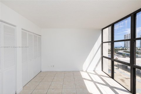 Condo in Sunny Isles Beach, Florida, 2 bedrooms  № 1955966 - photo 13
