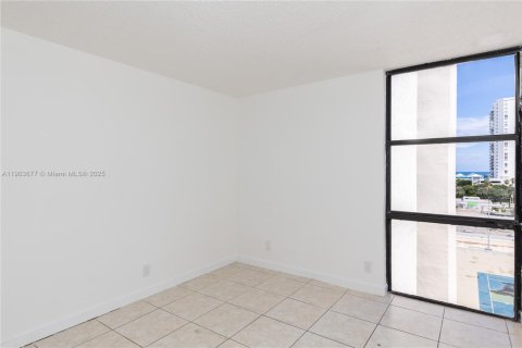 Condo in Sunny Isles Beach, Florida, 2 bedrooms  № 1955966 - photo 12