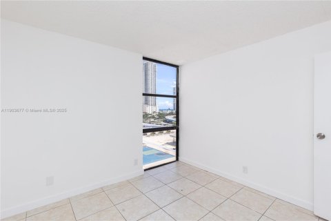 Condo in Sunny Isles Beach, Florida, 2 bedrooms  № 1955966 - photo 14