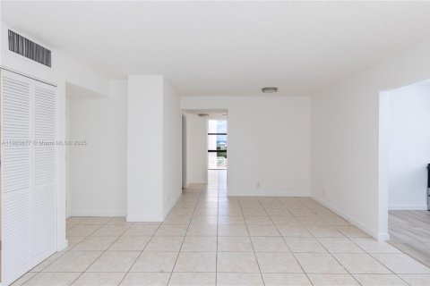 Condo in Sunny Isles Beach, Florida, 2 bedrooms  № 1955966 - photo 3