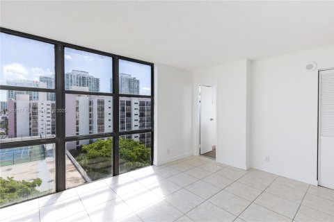 Condo in Sunny Isles Beach, Florida, 2 bedrooms  № 1955966 - photo 10