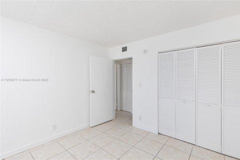 Condo in Sunny Isles Beach, Florida, 2 bedrooms  № 1955966 - photo 15