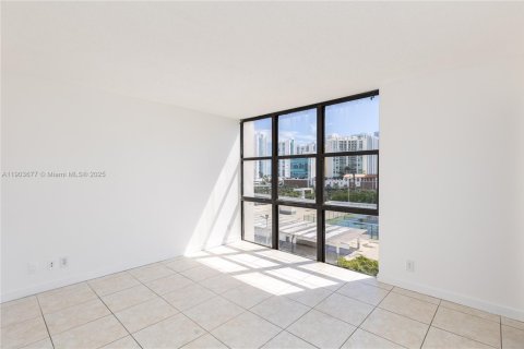 Condo in Sunny Isles Beach, Florida, 2 bedrooms  № 1955966 - photo 9