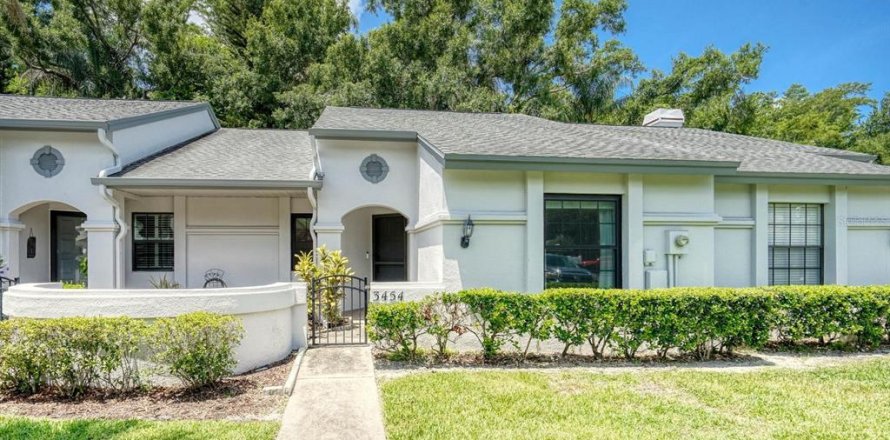 House in Palm Harbor, Florida 2 bedrooms, 111.2 sq.m. № 2201375