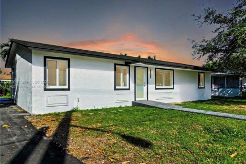 House in Homestead, Florida 3 bedrooms, 123.19 sq.m. № 2177425
