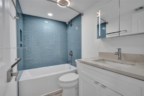 Condominio en venta en North Palm Beach, Florida, 2 dormitorios, 85.47 m2 № 2000255 - foto 18