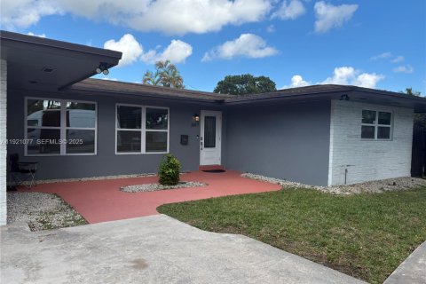 Villa ou maison à louer à Hollywood, Floride: 3 chambres, 134.34 m2 № 1984370 - photo 1
