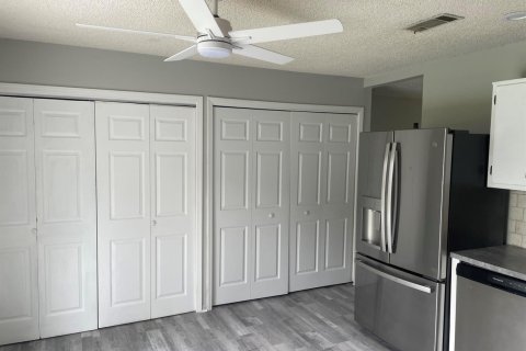 Villa ou maison à vendre à Palm Bay, Floride: 4 chambres, 119.29 m2 № 2252745 - photo 4