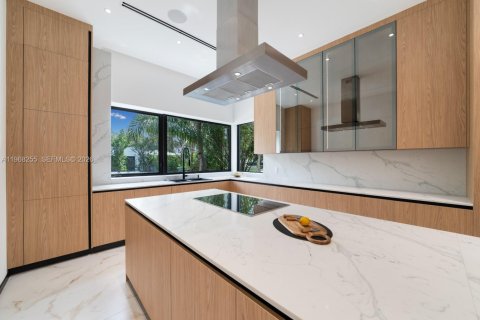 House in Miami, Florida 7 bedrooms, 570.23 sq.m. № 2030128 - photo 18
