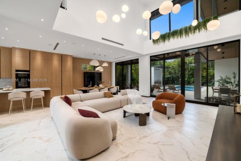 House in Miami, Florida 7 bedrooms, 570.23 sq.m. № 2030128 - photo 11