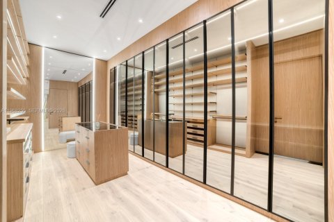 House in Miami, Florida 7 bedrooms, 570.23 sq.m. № 2030128 - photo 26