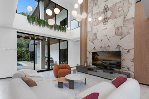 House in Miami, Florida 7 bedrooms, 570.23 sq.m. № 2030128 - photo 8