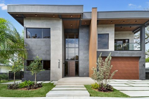 House in Miami, Florida 7 bedrooms, 570.23 sq.m. № 2030128 - photo 3