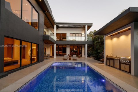House in Miami, Florida 7 bedrooms, 570.23 sq.m. № 2030128 - photo 5