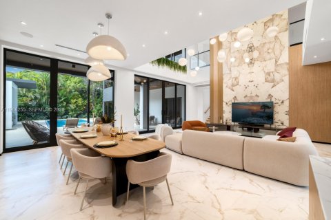 House in Miami, Florida 7 bedrooms, 570.23 sq.m. № 2030128 - photo 14