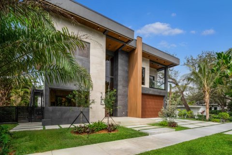 House in Miami, Florida 7 bedrooms, 570.23 sq.m. № 2030128 - photo 2