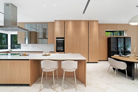 House in Miami, Florida 7 bedrooms, 570.23 sq.m. № 2030128 - photo 16