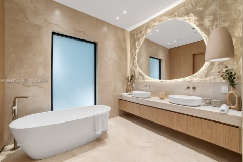 House in Miami, Florida 7 bedrooms, 570.23 sq.m. № 2030128 - photo 24