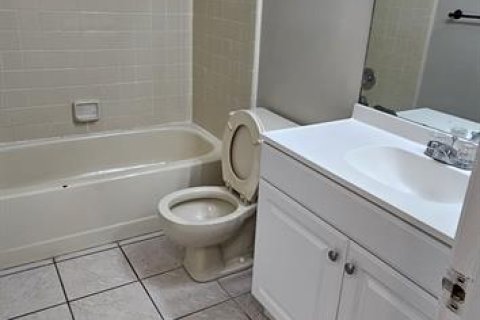Condo in Kissimmee, Florida, 2 bedrooms № 2208230 - photo 4