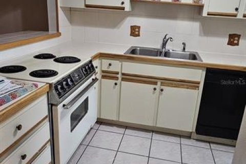Condo in Kissimmee, Florida, 2 bedrooms № 2208230 - photo 12