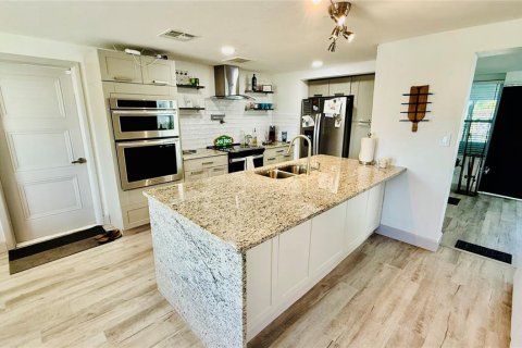 House in New Port Richey, Florida 3 bedrooms, 175.4 sq.m. № 2209752 - photo 5