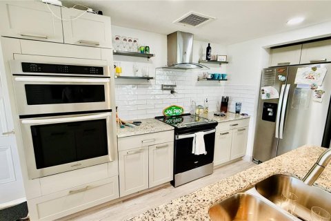 House in New Port Richey, Florida 3 bedrooms, 175.4 sq.m. № 2209752 - photo 6