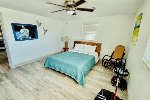 House in New Port Richey, Florida 3 bedrooms, 175.4 sq.m. № 2209752 - photo 21