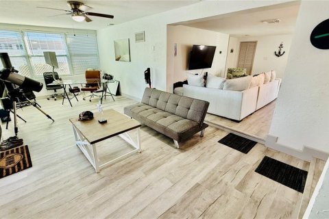House in New Port Richey, Florida 3 bedrooms, 175.4 sq.m. № 2209752 - photo 15