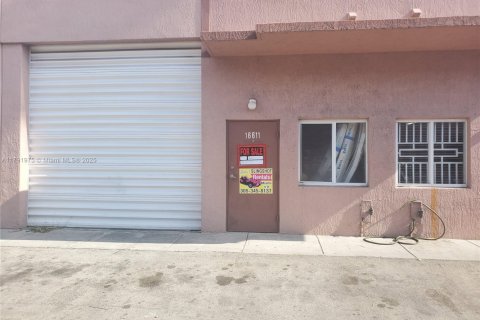Commercial property in Miami, Florida № 1748643 - photo 2