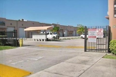 Commercial property in Miami, Florida № 1748643 - photo 1