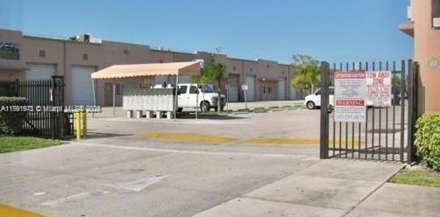 Commercial property in Miami, Florida № 1748643